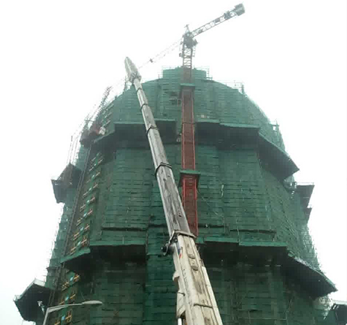 逊克吊车在工地上作业